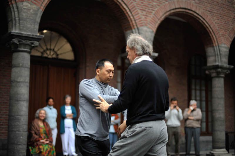 Tai chi poussée des mains collantes Eric Caulier